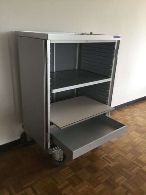 Aluminium-Schrank auf Rädern