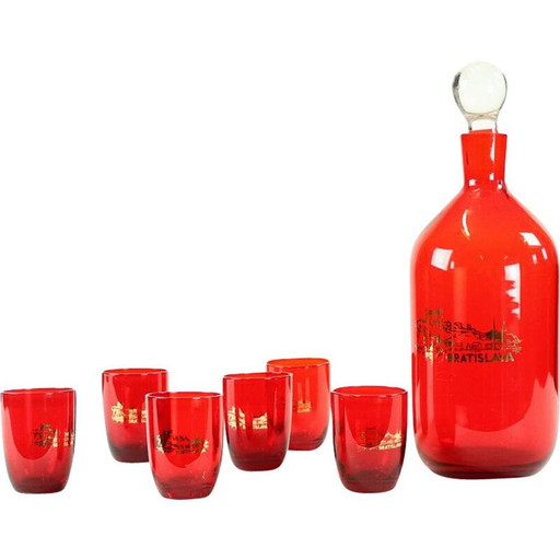 Schnapsflasche und Gläser aus rotem Glas, Tschechisch 1960