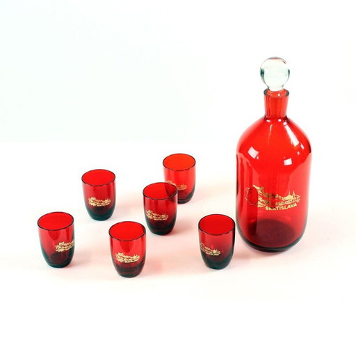 Schnapsflasche und Gläser aus rotem Glas, Tschechisch 1960