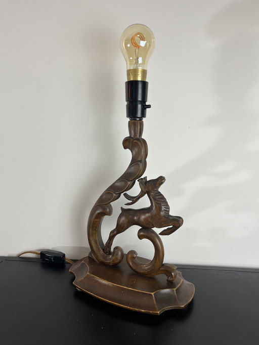 Vintage Holzlampe mit kunstvoll geschnitzten Hirschen