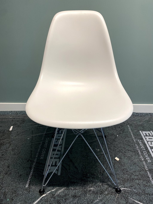 14x Vitra Eames Stoelen