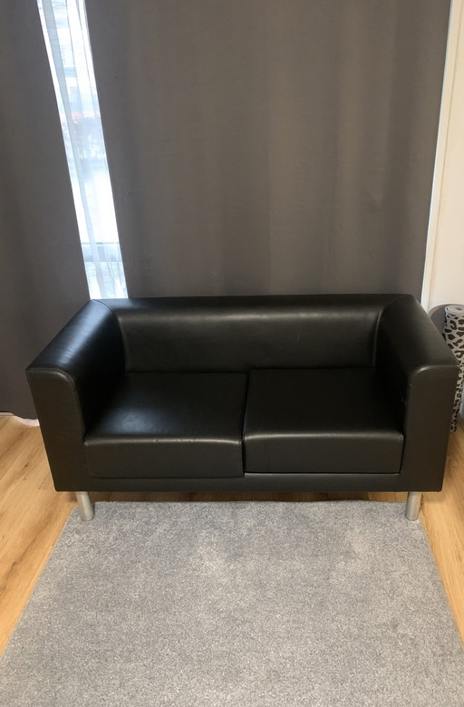 Schwarzes Ledersofa