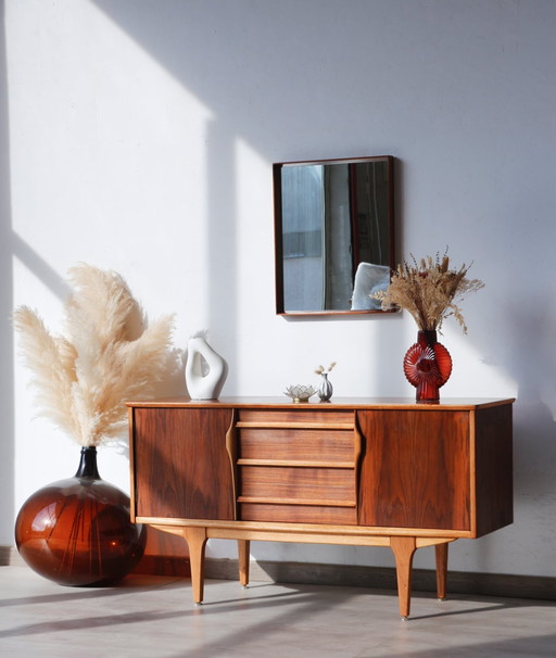 Vintage Teakholz-Schrank - Jentique Furniture