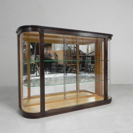 Image 1 of Art Deco Vitrine mit gebogenem Glas und Glasschiebetüren, 1950er Jahre