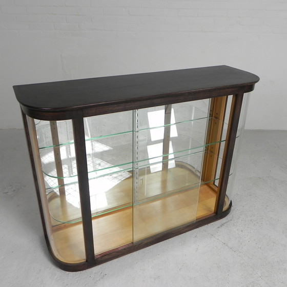 Image 1 of Art Deco Vitrine mit gebogenem Glas und Glasschiebetüren, 1950er Jahre