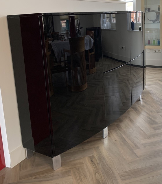 Image 1 of Hoher schwarz lackierter Sideboard-Schrank