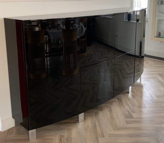 Image 1 of Hoher schwarz lackierter Sideboard-Schrank