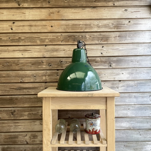 2x Vintage grüne Emaille-Fabriklampe