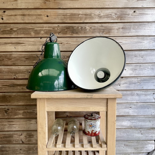 2x Vintage grüne Emaille-Fabriklampe
