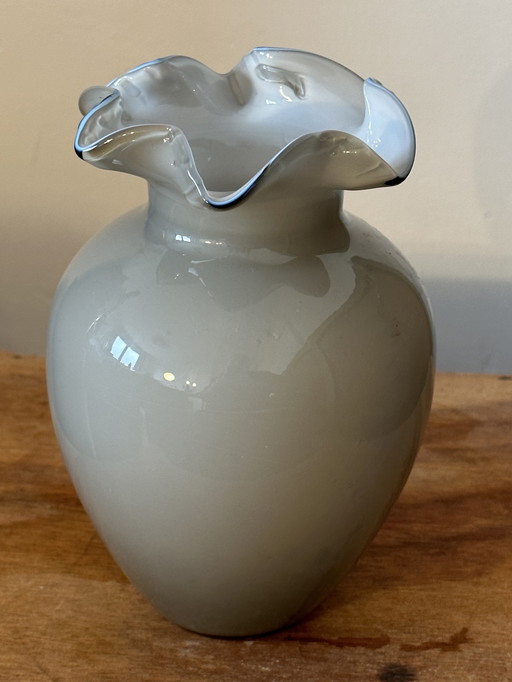 Vintage 50er Jahre Vase aus grauem Opalin - Blauer Kragen