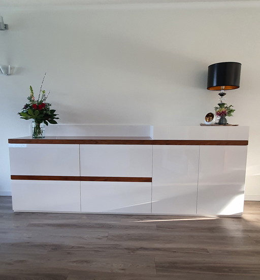 Design Sideboard Weiß Hochglanz mit Walnussholz