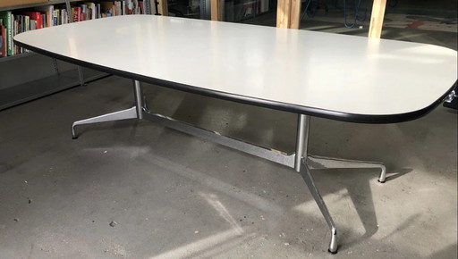 8x Vitra Eames Ea 107/108 Meeting Chair, in der Farbe Schwarz. Mit passendem Tisch