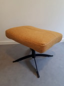 Moderne gelbe Ottomane