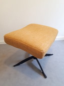 Moderne gelbe Ottomane