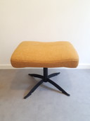 Moderne gelbe Ottomane