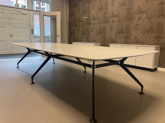 Image 1 of Orangebox Konferenztisch