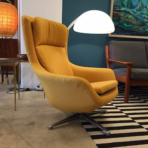 60s Design Egg Chair mit neuem Stoff