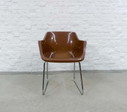 Set aus drei karamellfarbenen, verchromten Fiberglas-Schalensitzen