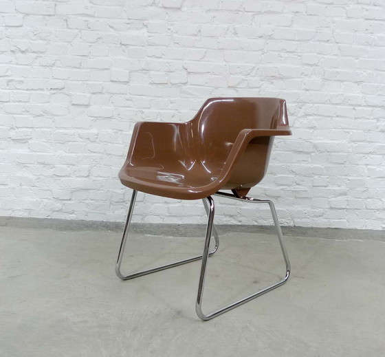 Image 1 of Set aus drei karamellfarbenen, verchromten Fiberglas-Schalensitzen