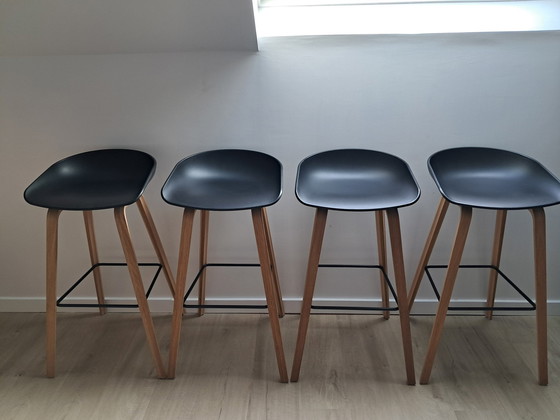 Image 1 of 4X Heu. Über einen Stuhl.