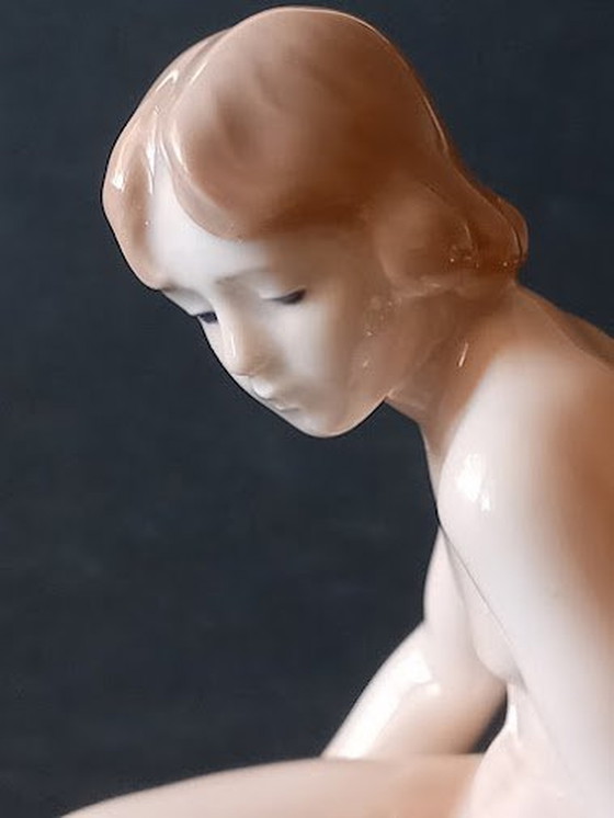 Image 1 of Royal Copenhagen 'Mädchen auf Stein' von Ada Bonfils