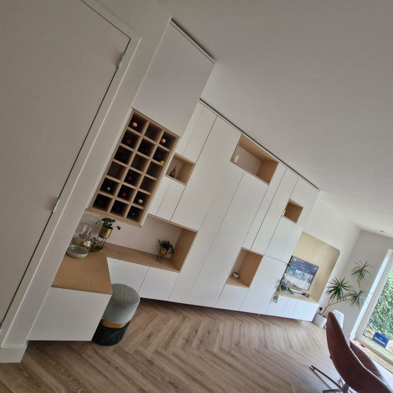 Image 1 of Moderner Wandschrank mit Weinregal und TV-Schrank