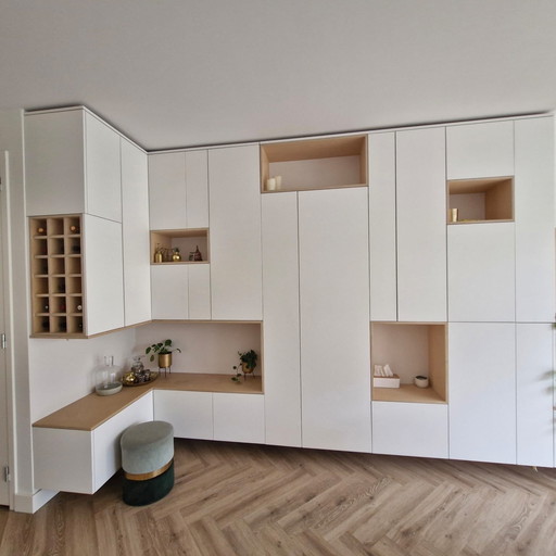 Moderner Wandschrank mit Weinregal und TV-Schrank