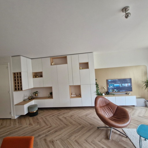 Moderner Wandschrank mit Weinregal und TV-Schrank