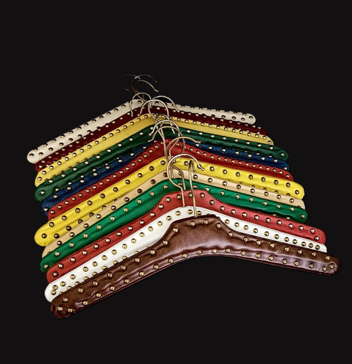 Zwölf Fifties Kleiderbügel mit Nieten