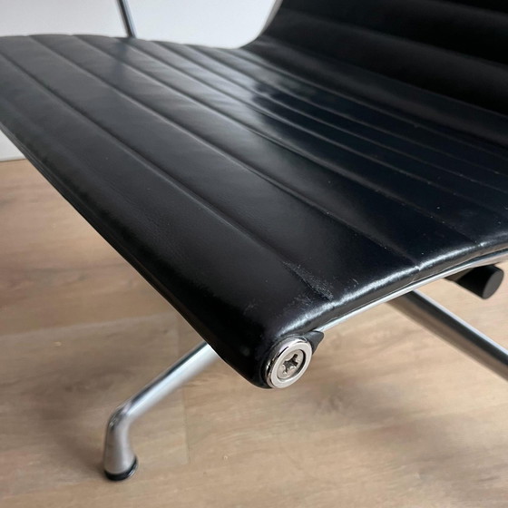 Image 1 of Vitra EA124 Loungesessel schwarzer Ledersitz