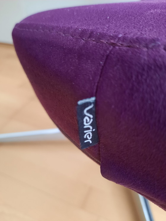 Image 1 of Schöner Varier Schalenstuhl mit passender Fußstütze und Kissen