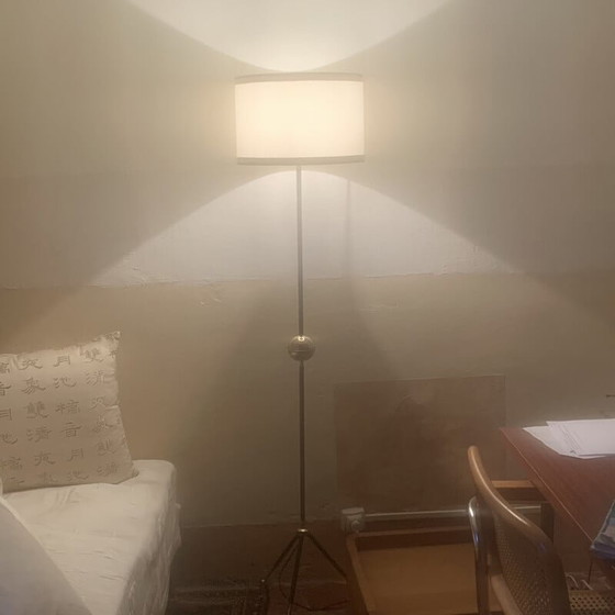 Image 1 of Vintage Stehlampe mit Stativ aus schwarzem Metall und Messingkugel, 1960