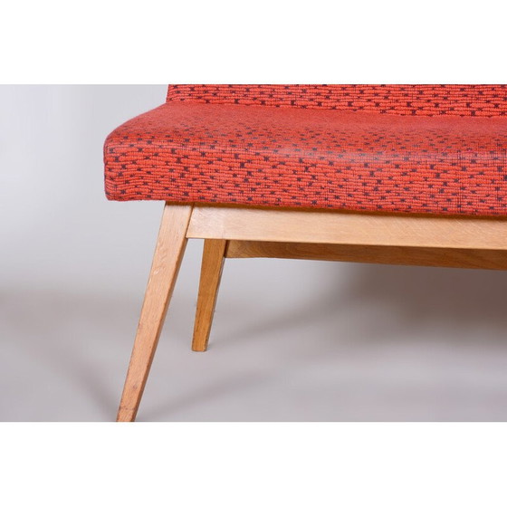 Image 1 of Mid Century Eichenholzsofa mit roter Polsterung, Tschechoslowakei 1950er Jahre