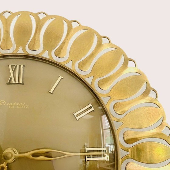 Image 1 of Mid Century Richter Quarz-Wanduhr Sonnenschliff Goldmessing 1950er Jahre