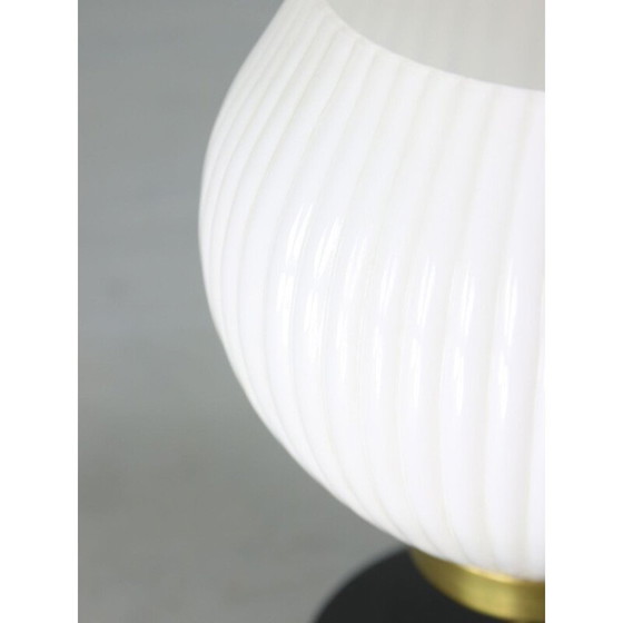 Image 1 of Mid Century Tischlampe aus Messing und Opalin