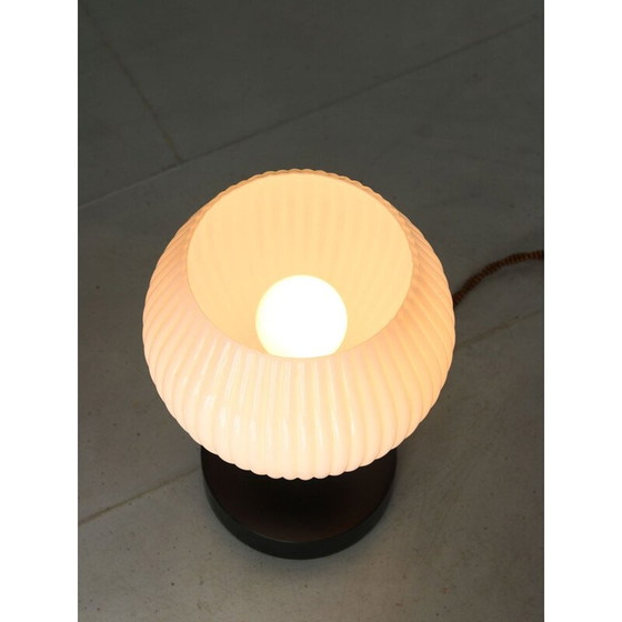 Image 1 of Mid Century Tischlampe aus Messing und Opalin