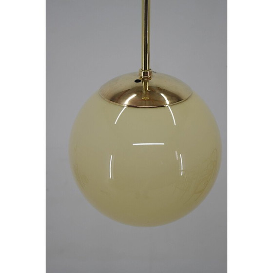 Image 1 of Klassische Bauhaus-Hängeleuchte aus Messing und geblasenem Glas, 1930