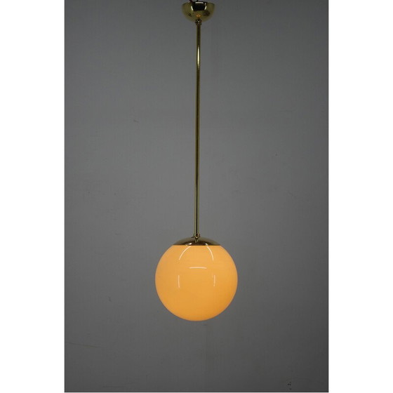 Image 1 of Klassische Bauhaus-Hängeleuchte aus Messing und geblasenem Glas, 1930