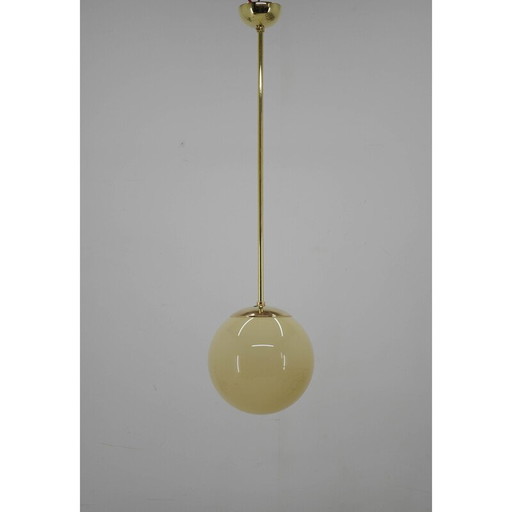 Klassische Bauhaus-Hängeleuchte aus Messing und geblasenem Glas, 1930