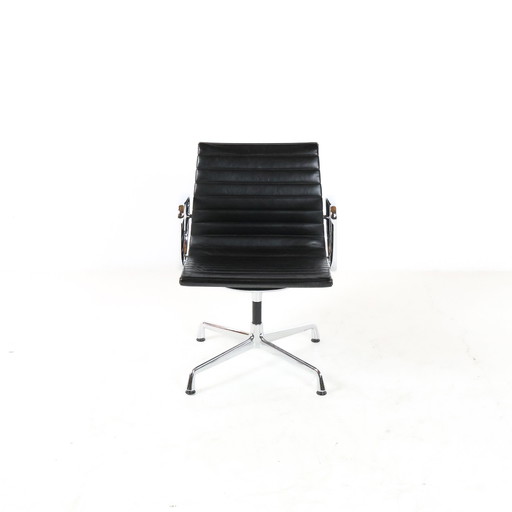 Eames Vitra EA 107 Stuhl