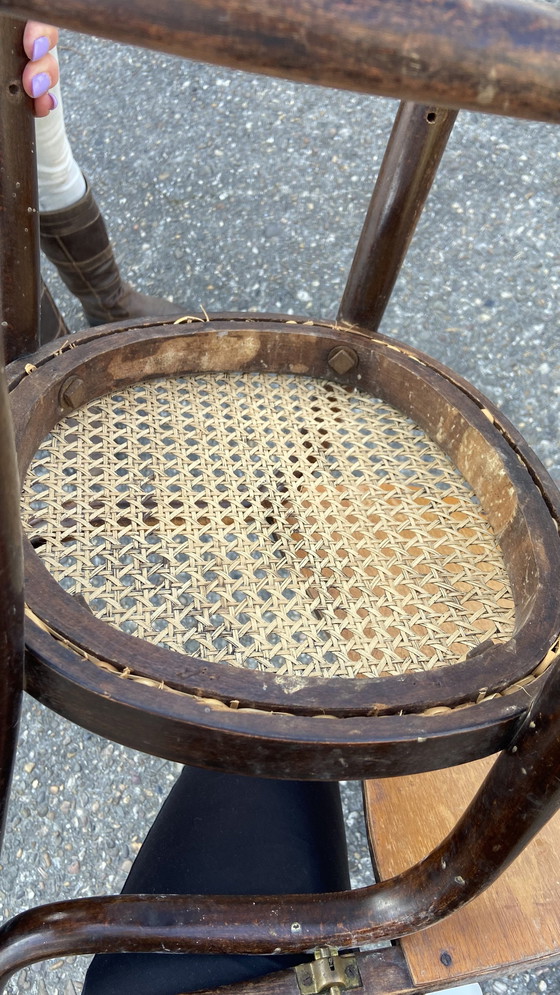 Image 1 of Antiker Thonet Bugholzhochstuhl mit Gurtband und Tisch