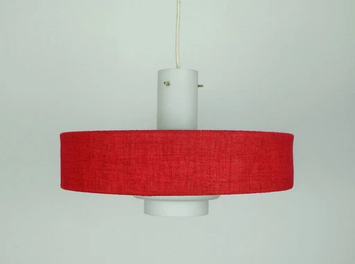 Moderne Pendelleuchte aus der mid century, weißer Glasschirm, roter Stoff, 1960er Jahre