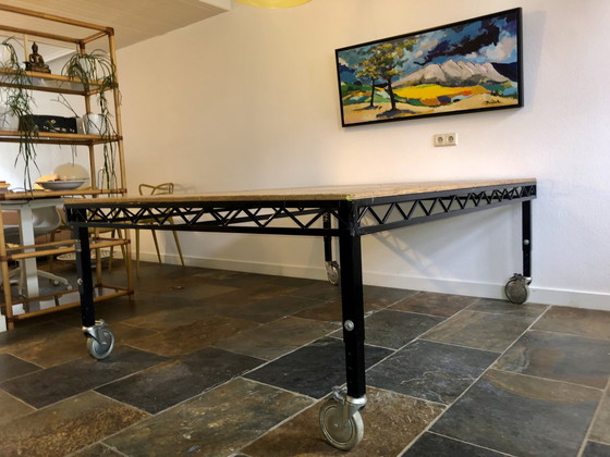 Image 1 of Holzarbeitstisch mit Metallgestell, fahrbar und höhenverstellbar