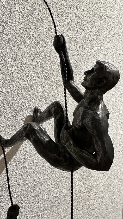 Klettermann hängt am Draht