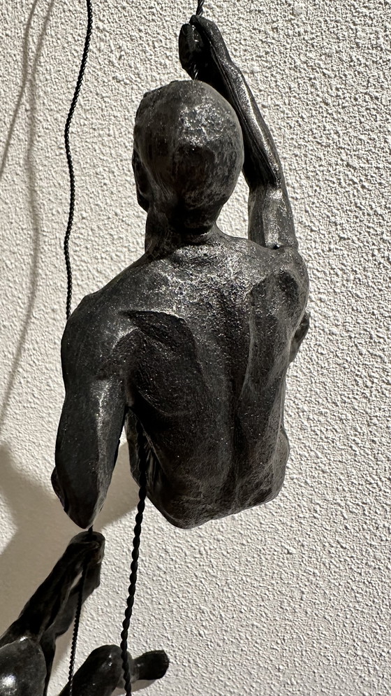 Image 1 of Klettermann hängt am Draht