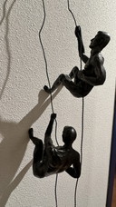 Klettermann hängt am Draht