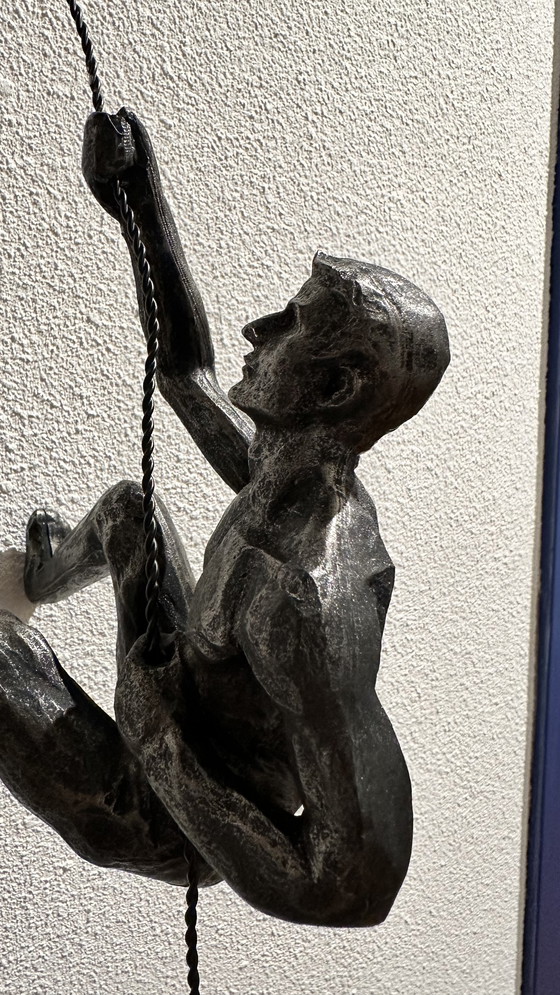 Image 1 of Klettermann hängt am Draht