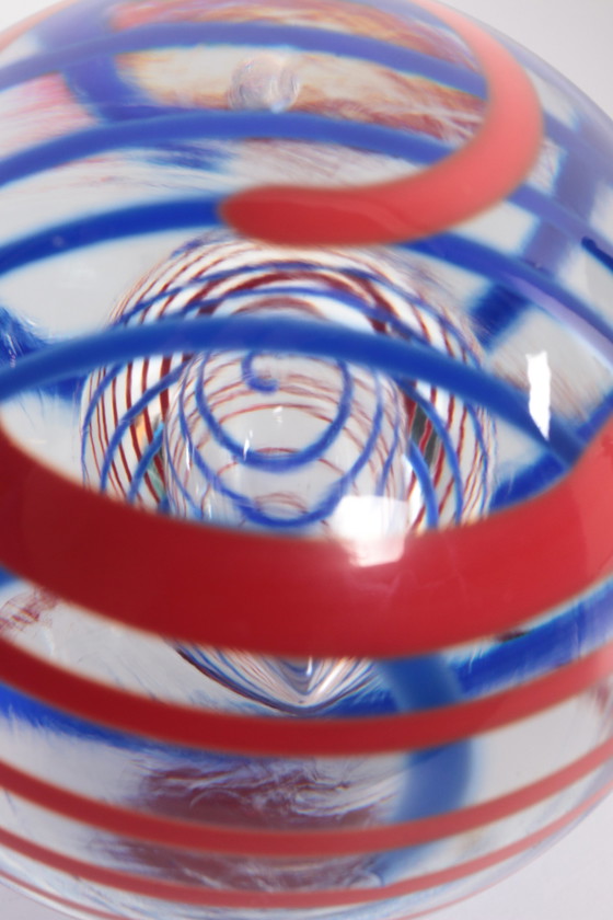 Image 1 of Runde Glaskugel Briefbeschwerer signiert mit o Horn,1960