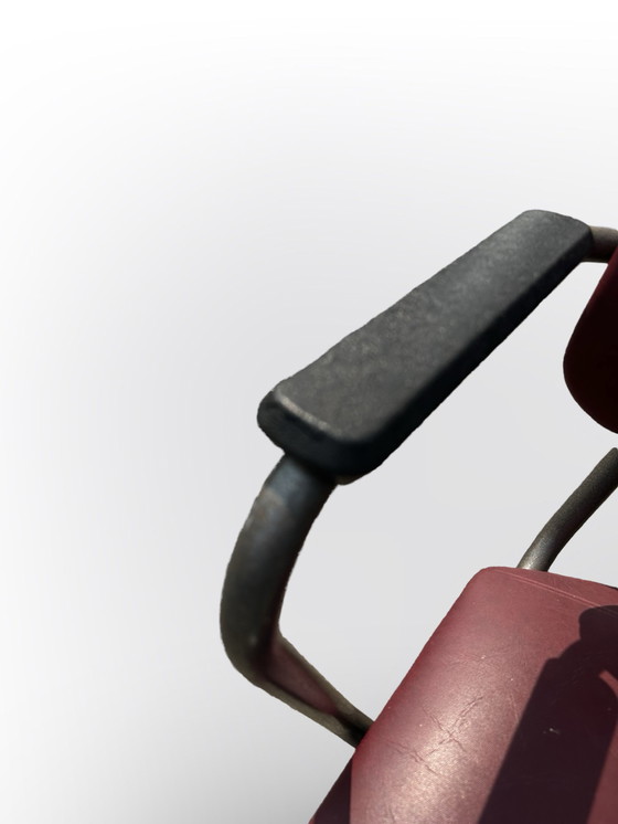 Image 1 of Schöne Original Gispen R5 Sessel aus den 1960er Jahren Graues Metallgestell , Und Bordeaux Rot Skai.