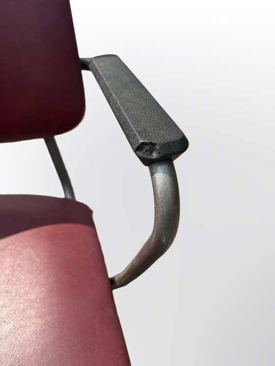 Image 1 of Schöne Original Gispen R5 Sessel aus den 1960er Jahren Graues Metallgestell , Und Bordeaux Rot Skai.